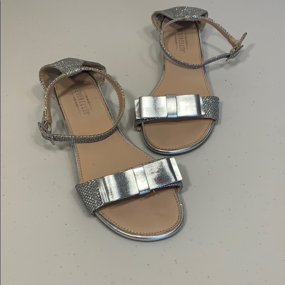 Seychelles Silver Bow Sandals Girl’s Sz 2